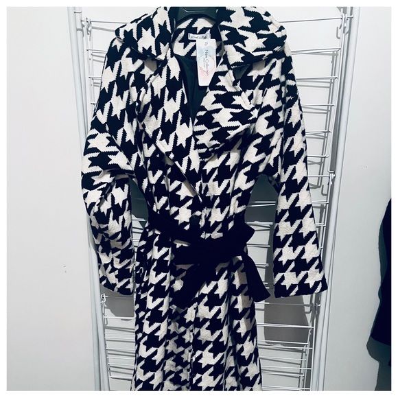 Made In Italy Gorgeous Houndstooth Belted Coat fits Like a Large - Picture 4 of 5